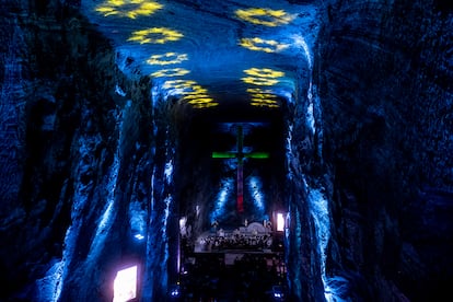 La Catedral de Sal de Zipaquirá, considerada la primera maravilla de Colombia, está levantado sobre la roca salina a 2.674 metros sobre el nivel del mar. En la imagen, proyecciones en el techo de la catedral.