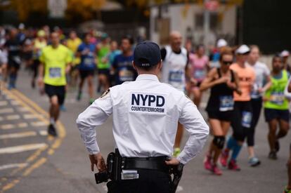 Un oficial de policía de Nueva York vigila la carrera.