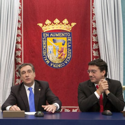 Xabier Agirre (a la izquierda) y Patxi Lazcoz, en el acto celebrado ayer en el Ayuntamiento de Vitoria.