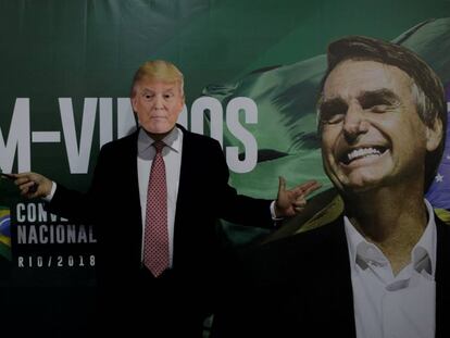 Un seguidor de Bolsonaro viste una máscara del presidente de EE UU, Donald Trump.