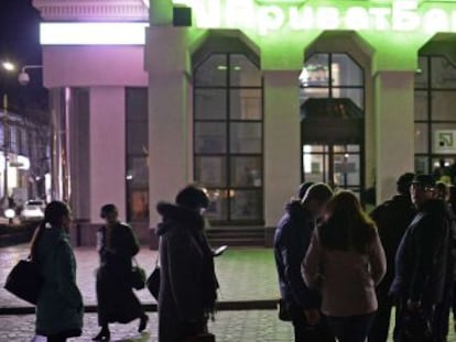 Varias personas a la espera de retirar dinero de un cajero, este jueves en Simferópol.