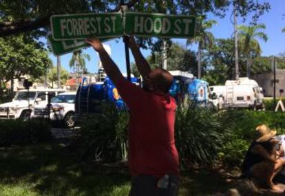 El activista Carlos Valnera coloca carteles con los nombres eliminados de calles de Hollywood.