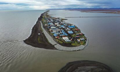Imagen a¨¦rea de un pueblo de la regi¨®n de Kivalina (Alaska), amenazado por el aumento del nivel del mar, el 10 de septiembre de 2019.