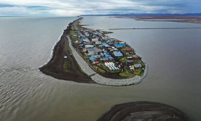 Imagen aérea de un pueblo de la región de Kivalina (Alaska), amenazado por el aumento del nivel del mar, el 10 de septiembre de 2019. 