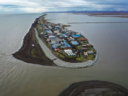 Imagen aérea de un pueblo de la región de Kivalina (Alaska), amenazado por el aumento del nivel del mar, el 10 de septiembre de 2019. 