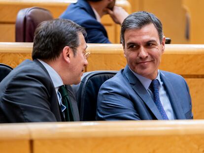 Pedro Sánchez y el ministro de Asuntos Exteriores, José Manuel Albares, en una comparecencia en el Senado el 26 de abril.