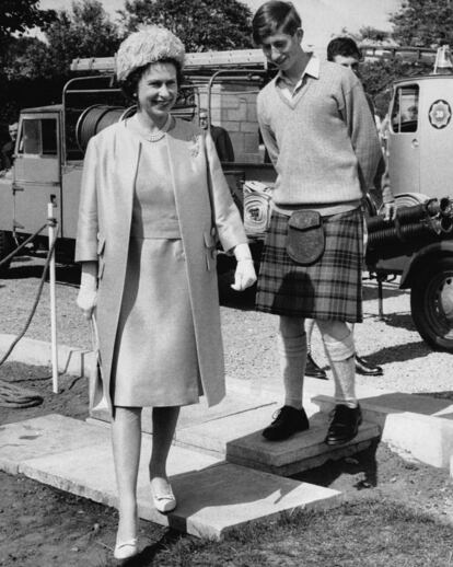 Isabel II en una visita al príncipe Carlos (detrás, con kilt) en la escuela de Gordonstoun, en Escocia, el 25 de julio de 1967.