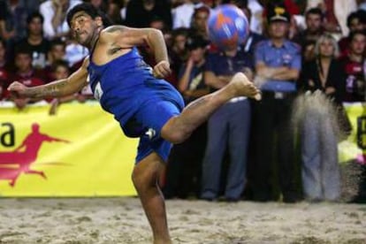 El ex futbolista Diego Armando Maradona participó ayer en un partido de fútbol playa en la localidad italiana de Cesenatico. El argentino se sometió a una operación para adelgazar el pasado marzo.