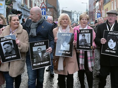 Familiares de víctimas del 'domingo sangriento' marchan por las calles de Derry este jueves.