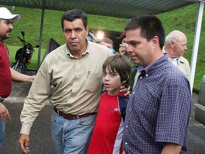 Uno de los niños residentes en Torrent, Valencia, tras ser liberado en Apure (Venezuela).