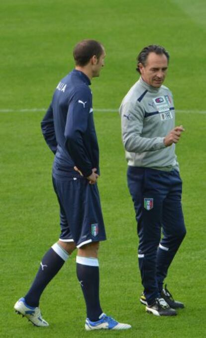 Cesare Prandelli charla con Chiellini durante un entrenamiento.