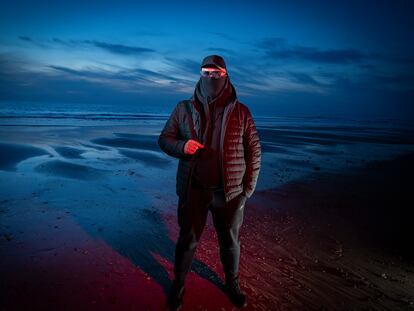 El exnarco y guardia civil Miguel —nombre ficticio—, posando para El País en una playa de la costa de Cádiz.