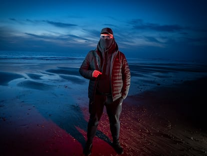 El exnarco y guardia civil Miguel —nombre ficticio—, posando para El País en una playa de la costa de Cádiz.