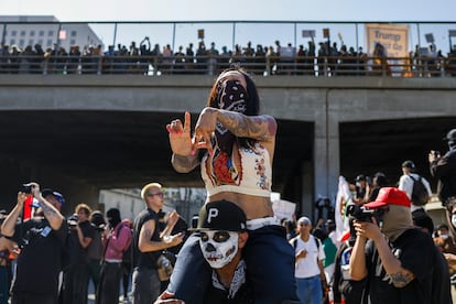 Activistas protestan contra las redadas de inmigración en la autopista 101 cerca del Edificio Federal Edward R. Roybal, este domingo.