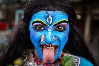 El artista indio, Ravi Kali, vestido como la diosa hindú Kali, participa en una procesión religiosa para el festival hindú Ganesh Chaturthi en Nueva Delhi.