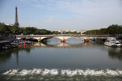 Momento de la salida de la prueba de triatlón masculina individual en el río Sena, este miércoles.