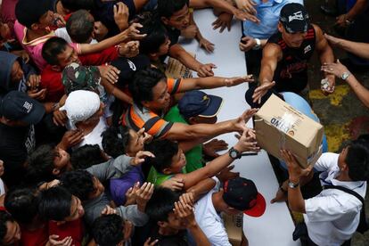 Residentes afectados por las inundaciones se agolpan para recibir ayuda humanitaria en un centro de evacuación en Manila (Filipinas), el 13 de agosto de 2018. Al menos dos personas han muerto y una está desaparecida por las inundaciones que afectan a más de un millón de personas a raíz del paso de la tormenta tropical Yagi, según las autoridades.