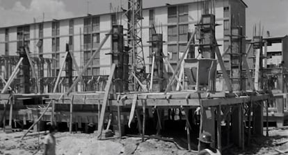 Construcción de un bloque de vivienda social en el distrito de San Blas-Canillejas, en un plano de 'El verdugo'.