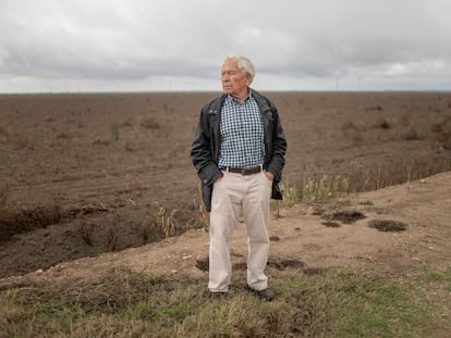 El agricultor Antonio Olivares junto a sus campos de arroz en la localidad sevillana de Isla Mayor.