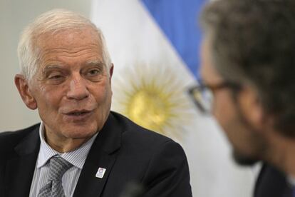 Alto Representante de la UE para Asuntos Exteriores y Política de Seguridad, Josep Borrell (izq), en rueda de prensa con el canciller argentino, Santiago Cafiero, en Buenos Aires