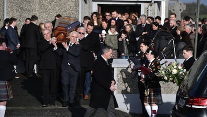 Familiares de Dolores O'Riordan portan este martes el féretro con los restos de la cantante al término de su funeral en Ballybricken.