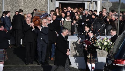 Familiares de Dolores O'Riordan portan este martes el féretro con los restos de la cantante al término de su funeral en Ballybricken.