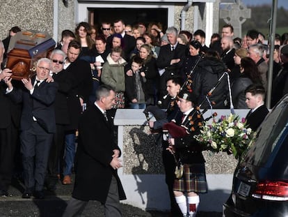 Familiares de Dolores O'Riordan portan este martes el féretro con los restos de la cantante al término de su funeral en Ballybricken.