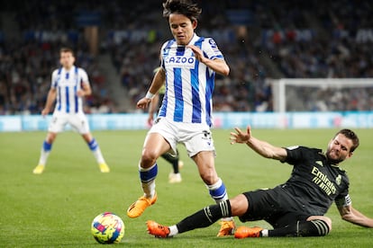 Kubo y Nacho en una acción durante el partido entre la Real Sociedad y el Real Madrid, en Anoeta este martes.