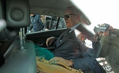El expresidente de Caja Madrid, Miguel Blesa, en el interior del coche tras declarar ante el juez, 24 de enero de 2014.