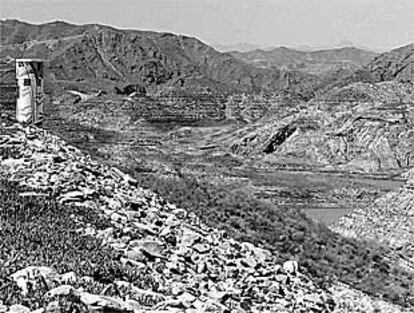 La fotografía, tomada ayer, refleja un panorama desolador del pantano de Cuevas del Almanzora.