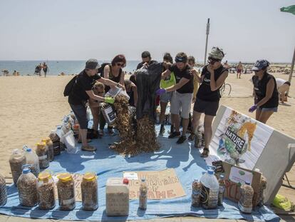 Barcelona farà una prova pilot per prohibir fumar a quatre platges aquest estiu