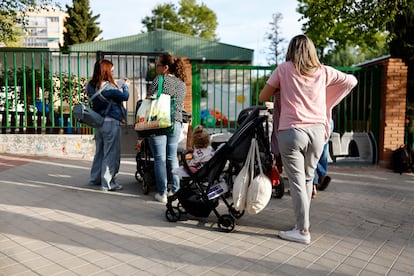 Varios niños llegan a su colegio en el primer día para los escolares de Educación Infantil en Madrid este jueves.