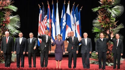 De izquierda a derecha: Ricardo Martinelli (Panamá), Porfirio Lobo (Honduras), Mauricio Funes (El Salvador), Barack Obama, Laura Chinchilla (Costa Rica), Dean Barrow (Belice), Otto Perez (Guatemala), Daniel Ortega (Nicaragua) and Danilio Medina (República Dominicana), el pasado 3 de mayo en San José.