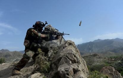 Un miembro de la fuerza de seguridad afgana dispara durante una operación en curso contra el Estado Islámico (EI) en el distrito de Achin, en la provincia de Nangarhar (Afganistán).