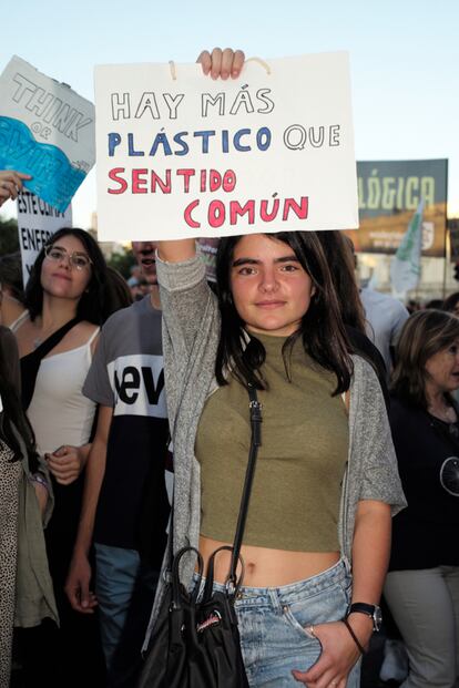 Las alusiones al plástico, muy presentes en las protestas.
