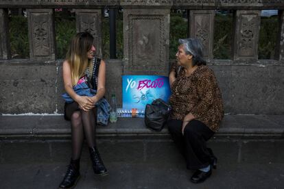 Dos mujeres conversan durante la marcha por el día internacional de la mujer en la Ciudad de México el día 08 de marzo de 2018.