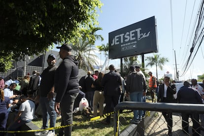 En el local Jet Set, muy popular por sus fiestas de los lunes y frecuentado habitualmente por personalidades de República Dominicana, bailaban cientos de personas durante la actuación del cantante de merengue Rubby Pérez momentos antes de la caída del techo. 