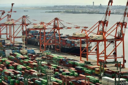 Vista do terminal de contêineres do porto de Tóquio.