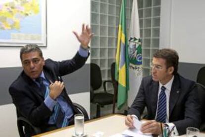 El presidente electo de la Xunta de Galicia, Alberto Nuñez Feijóo (d), durante un encuentro hoy con el secretario de Desarrollo Económico, Energía, Industria y Servicios del Gobierno de Río de Janeiro, Julio César Carmo Bueno (i).