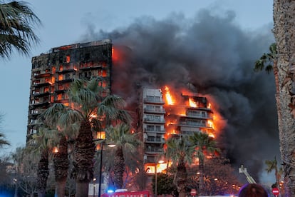 Vista general del incendio declarado sobre las cinco y media de esta tarde.