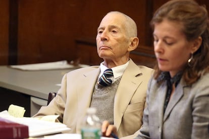 Robert Durst

“Ya está. Te han pillado. ¿Qué hiciste? Pues matarlos a todos, por supuesto”. Un micrófono abierto captó la confesión de unos crímenes que la policía no puedo resolver durante años. Lo conseguiría la serie de HBO The Jinx, marcando un antes y un después en el género true crime tan de moda estos días. Durst, un enigmático millonario, fue acusado de nuevo de asesinato un día después de la emisión de dicho capítulo. El juicio comenzó el pasado mes de abril.