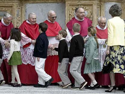 La reina Sofía, precedida por sus nietos, entra en la catedral de Palma para asistir a la misa.