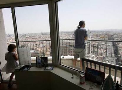 Terraza del apartamento de una de las últimas plantas de la Torre de Madrid, en la plaza de España.