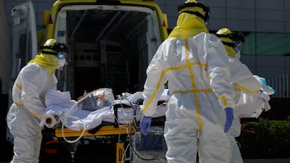 A coronavirus patient is transferred to Puerta de Hierro hospital.