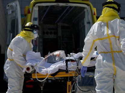 A coronavirus patient is transferred to Puerta de Hierro hospital.