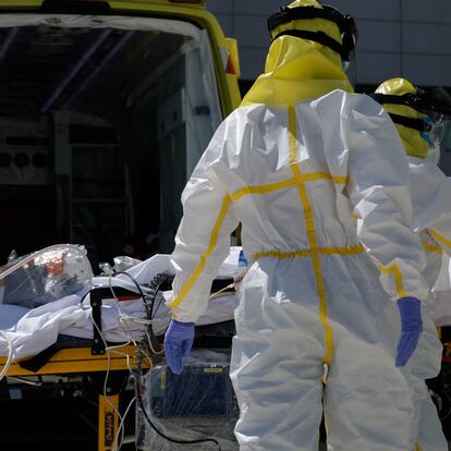 Varios sanitarios trasladan a un paciente desde el interior de la unidad móvil del SUMMA hasta la entrada del Hospital Puerta de Hierro tras haberle trasladado anteriormente desde la UVI del hospital temporal de IFEMA, durante un día de trabajo del Servicio de Urgencia Médica (SUMMA 112) en el estado de alarma decretado por el Gobierno por la pandemia del coronavirus, en Madrid (España) a 26 de abril de 2020.
27 ABRIL 2020 SANIDAD;SISTEMA SANITARIO;CORONAVIRUS;PANDEMIA;COVID-19;PACIENTES;ENFERMEDAD;
Jesús Hellín   / Europa Press
26/04/2020 