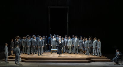 La soprano Eleonora Buratto (en el centro) junto a los integrantes del Cor de la Generalitat Valenciana, durante el segundo acto de ‘Roberto Devereux’, el pasado 4 de junio en Valencia.