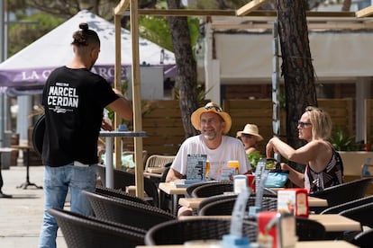 Una terraza en Platja d'Aro (Girona), en junio.