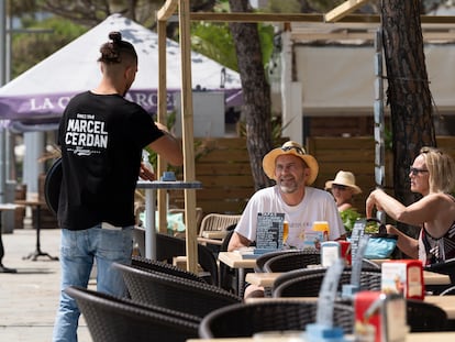 Un camarero atendía a dos clientes en una terraza de un bar de Girona el 30 de junio.