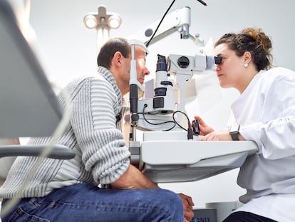 Una oftalmóloga examina los ojos de un paciente.